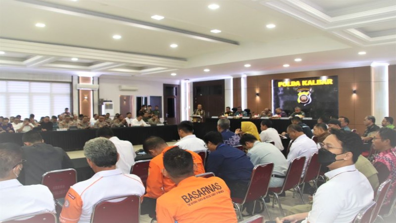 Kakanwil Kemenag Kalbar, Muhajirin Yanis memaparkan materi dalam Rapat Koordinasi Lintas Sektoral Operasi Kepolisian Terpusat Ketupat Kapuas Tahun 2023 di Graha Khatulistiwa Polda Kalbar lantai 3, Jl, Ahmad Yani Pontianak, Kamis (14/04/2023). (ANTARA/KMG)