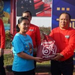 Kalapas Kelas I Medan, Maju Amintas Siburian memberikan beras kepada warga setempat. (ANTARA/HO)-1681207900