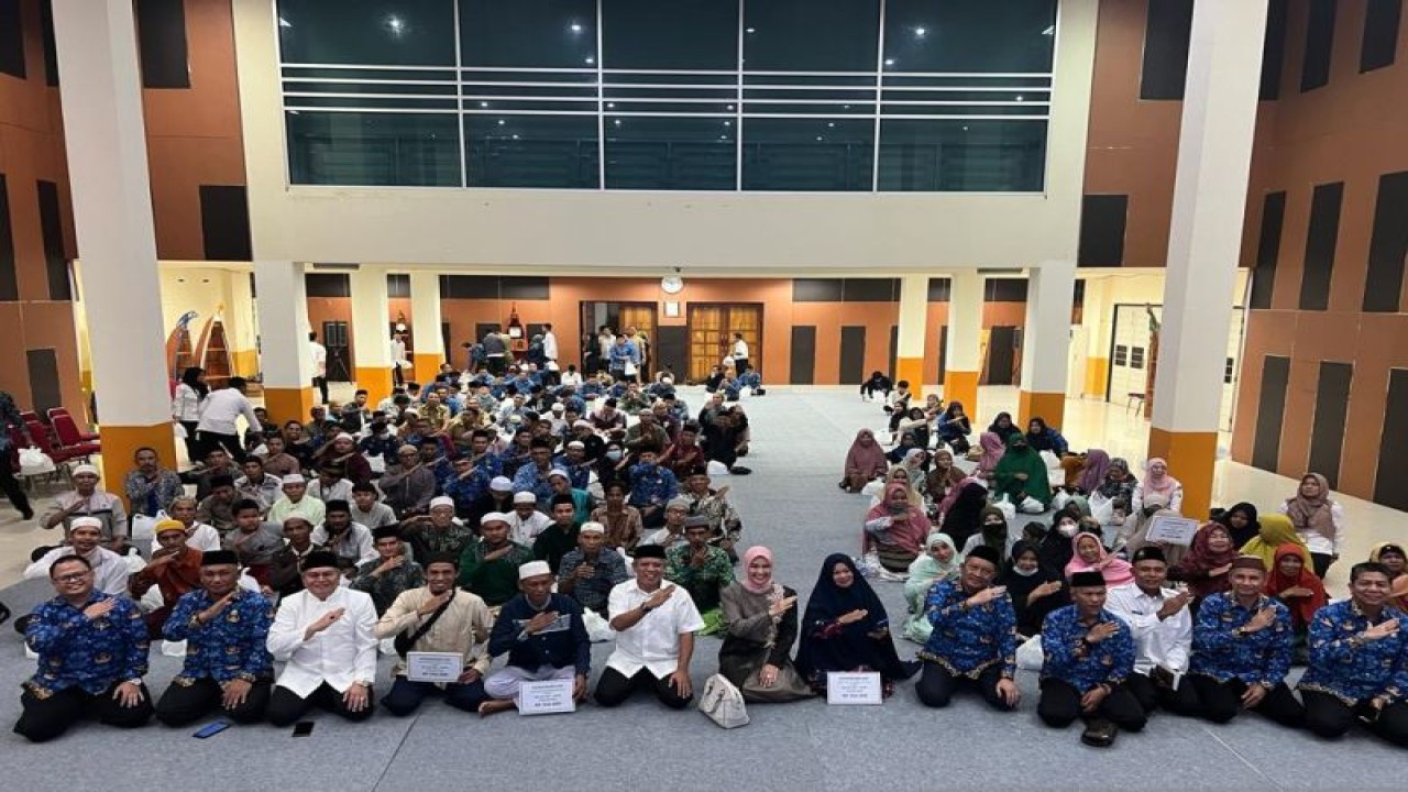 Pegawai honorer non-ASN di lingkungan Pemkab Kubu Raya, Kalbar, Rabu (19/4/2023) berfoto bersama Bupati Muda Mahendrawan usai menerima THR Lebaran 2023. (FOTO ANTARA/Rendra Oxtora)