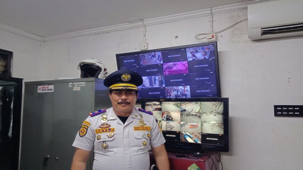 Kepala Terminal Kalideres, Revi Zulkarnaen saat ditemui Antara di Kantor Dishub Terminal Kalideres, Jakarta Barat, Sabtu (29/4/2023). (ANTARA/Redemptus Elyonai Risky Syukur)