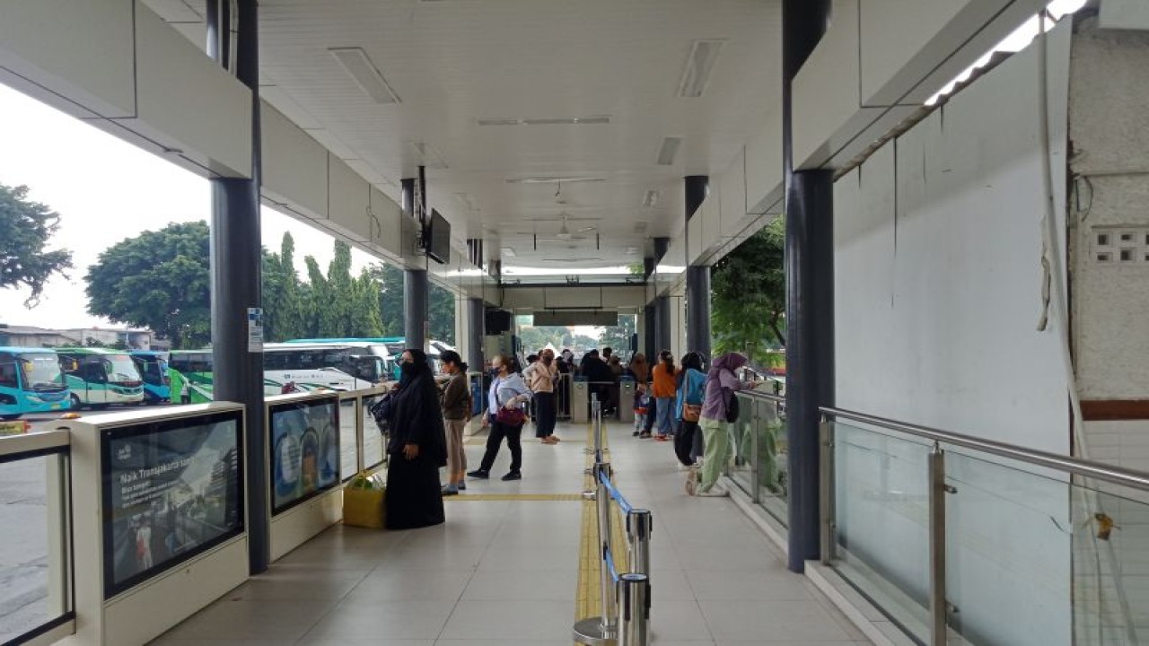 Suasana Halte TransJakarta Terminal Kalideres, Jakarta Barat, Sabtu (29/4/2023). ANTARA/Risky Syukur