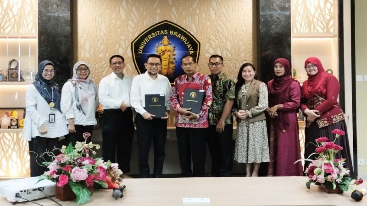 Pejabat Dinas Kesehatan Provinsi Kalimantan Tengah dan Fakultas Kedokteran Universitas Brawijaya berfoto bersama usai penandatanganan kerja sama dalam penyelenggaraan pendidikan dokter spesialis di Kota Malang, Jawa Timur, Senin (10/4/2023). (ANTARA/HODinkes Kalteng)