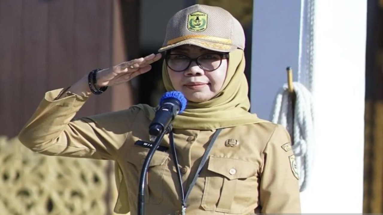 Kepala Dinas Komunikasi Informatika dan Statistik Kota Banjarmasin Windiasti Kartika saat meberikan arahan pada apel pagi Dinas Kominfotik di Kota Banjarmasin, Kalimantan Selatan, Selasa (11/4/2023). ANTARA/HO-Pemkot Banjarmasin
