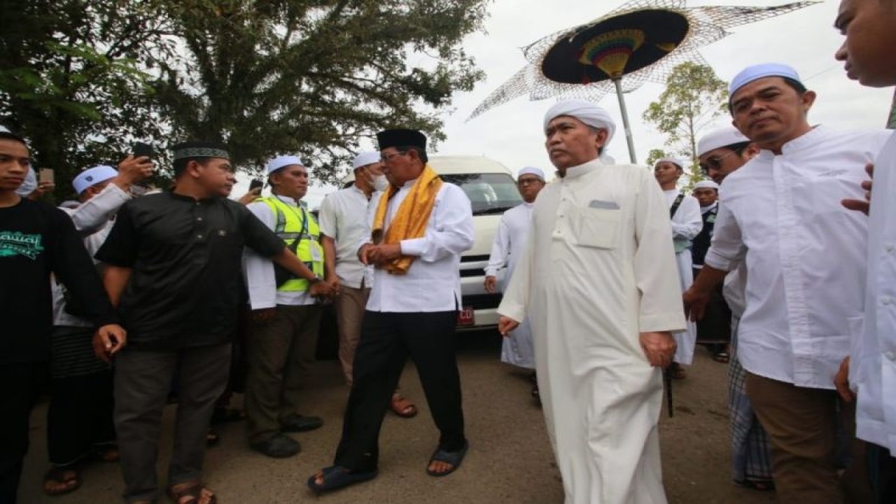 Gubernur Kalimantan Selatan H Sahbirin Noor (tengah) saat menghadiri peringatan Haul Maulana Syekh Muhammad Arsyad Al Banjari (Datu Kelampayan) yang ke-217 tahun di Masjid Tuhfaturroghibin, Kabupaten Banjar, Kalimantan Selatan, Kamis (27/4/2023). (ANTARA/Pemprov Kalsel)