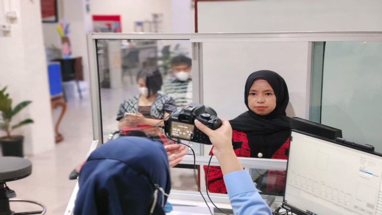 Masyarakat mendapatkan pelayanan keimigrasian di Kantor Imigrasi Kelas I Non TPI Palangka Raya. (ANTARA/HO-Kanim Kelas I Non TPI Palangka Raya)
