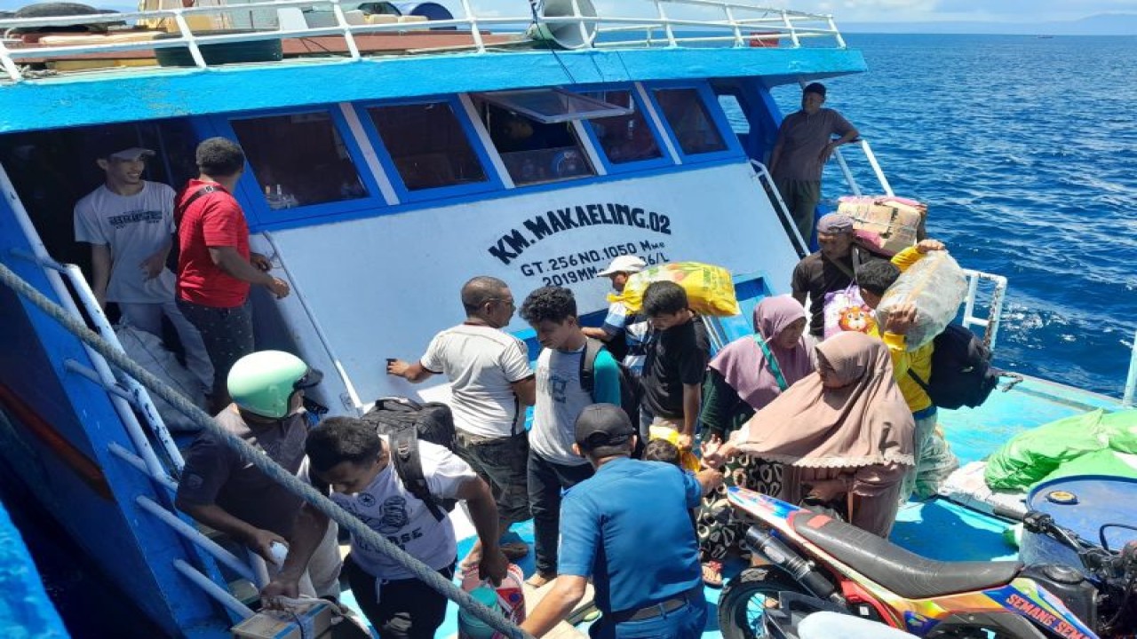Angkutan laut masih menjadi andalan bagi masyarakat Maluku Utara untuk melakukan perjalanan karena daerah ini sebagian besar merupakan wilayah perairan, Senin (10/4/2023). ANTARA/Abdul Fatah (Abdul Fatah)