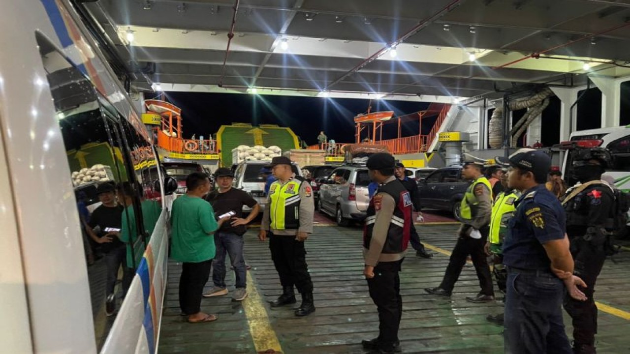 Anggota saat melakukan pengecekan kendaraan di kapal di Pelabuhan Poto Tano, Sumbawa Barat Nusa Tenggara Barat (ANTARA/Humas Polda NTB)