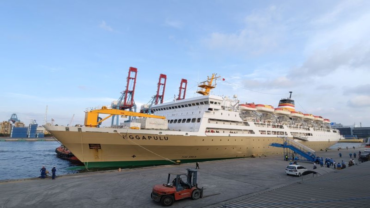 Kapal Nggapulu bersandar di Pelabuhan Tanjung Priok, Jakarta Utara. (ANTARA/Sugiharto Purnama)
