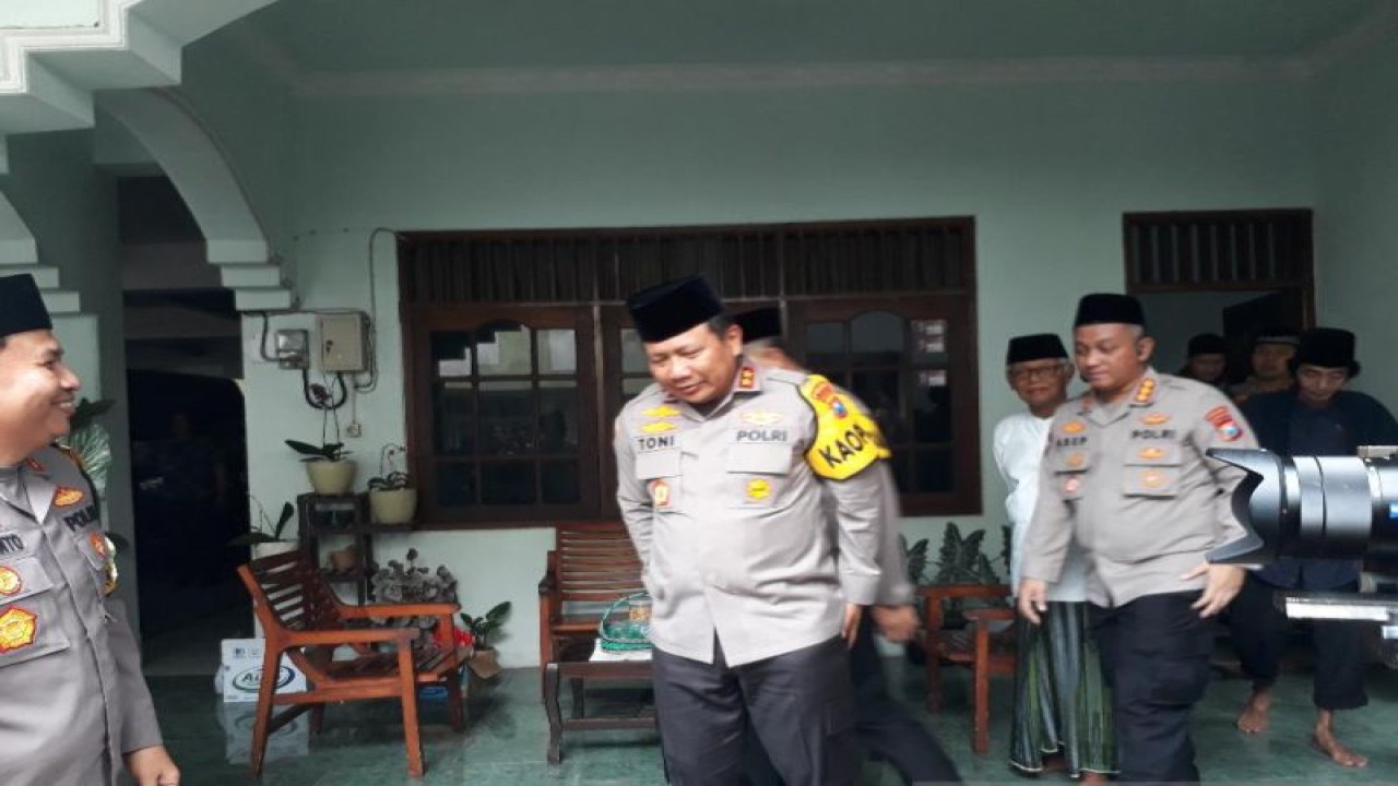 Kapolda Jatim Irjen Toni Harmanto saat di Pondok Pesantren As-Sa'idiyah, Kota Kediri, Jawa Timur, Kamis (27/4/2023). ANTARA/ Asmaul
