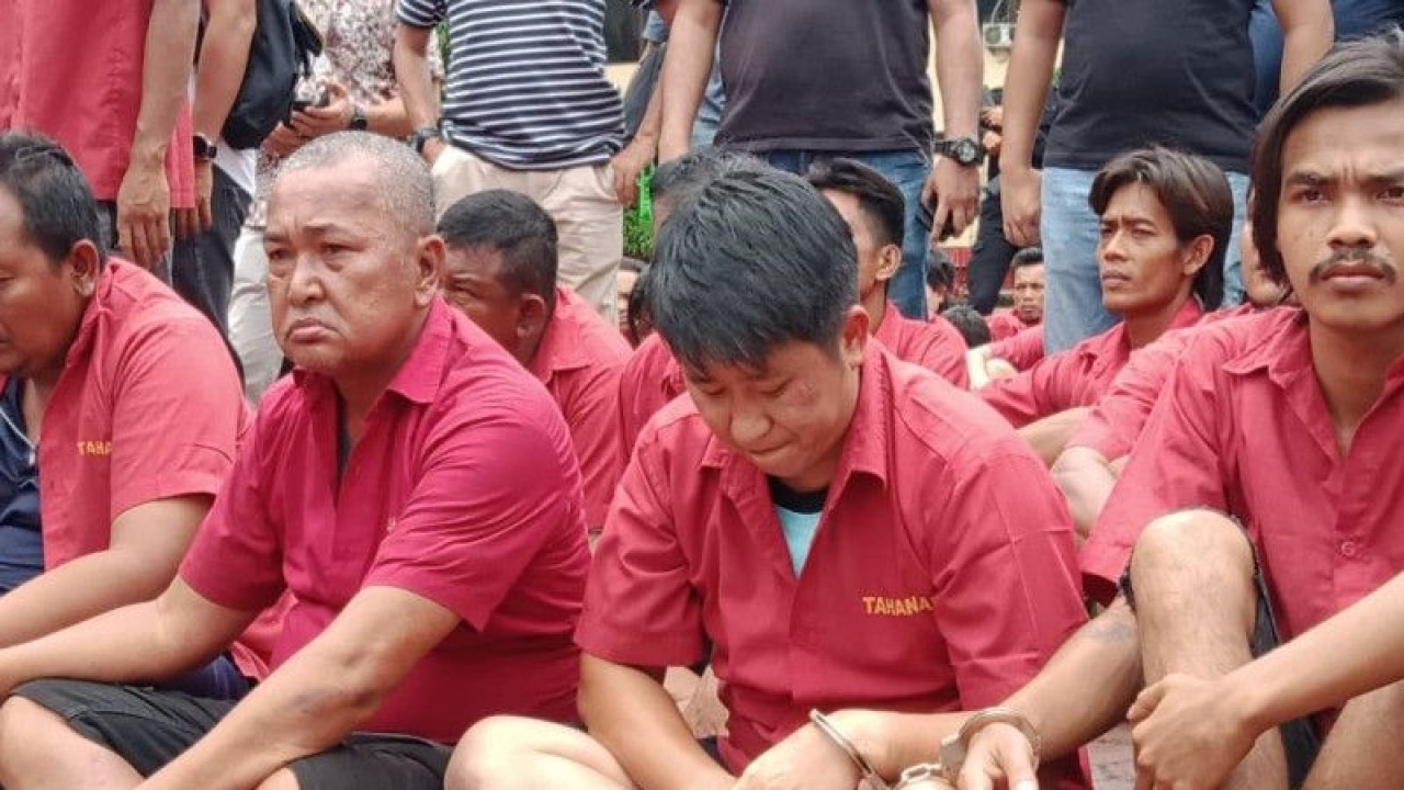 Sembilan orang kasus dugaan perjudian, narkotika dan penyerangan petugas ketika melakukan penggerebekan di Tanjung Pamah, Kabupaten Deli Serdang, ditahan Polrestabes Medan. (ANTARA/HO-Istimewa)