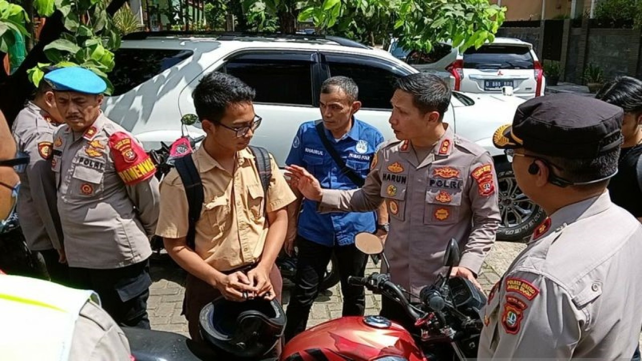 Wakapolres Metro Jakarta Selatan AKBP Harun melakukan sosialisasi kepada siswa mengenai tawuran hingga kepemilikan surat kendaraan bermotor, Jakarta, Rabu (5/4/2023). ANTARA/HO-Polres Jakarta Selatan