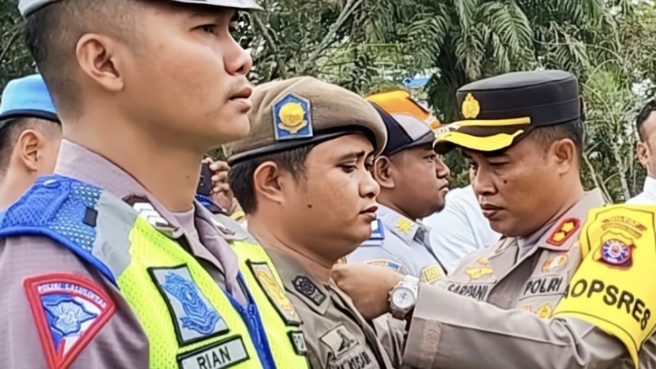 Kapolres AKBP Sarpani menyematkan pita kepada perwakilan personel menandai dimulainya Operasi Ketupat Telabang 2023 Lebaran Idul Fitri 1444 Hijriah, (17/4/2023). (ANTARA/Norjani)