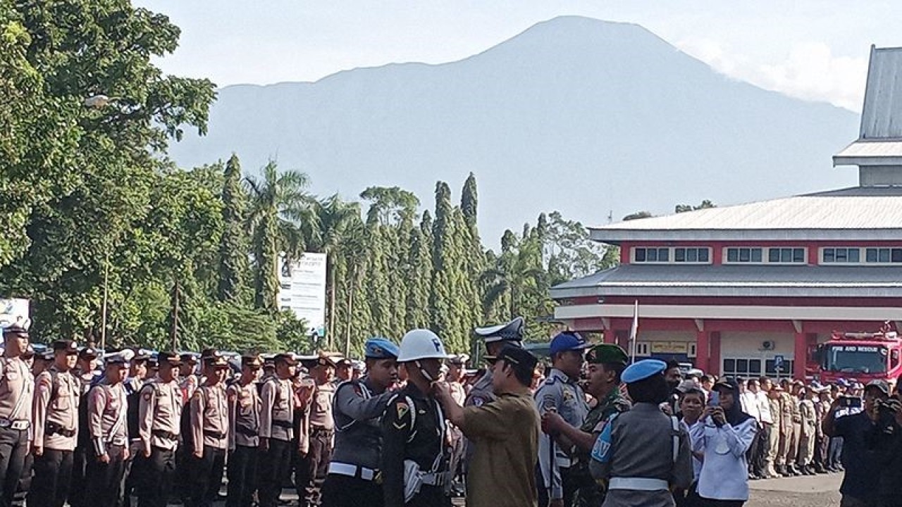Bupati Banyumas Achmad Husein memasang pita tanda operasi kepada perwakilan anggota TNI, Polri, dan Dishub pada Apel Gelar Pasukan Dalam Rangka Operasi Ketupat Candi 2023 yang digelar di area parkir Gelanggang Olahraga Satria Purwokerto, Kabupaten Banyumas, Senin (17/4/2023). ANTARA/Sumarwoto