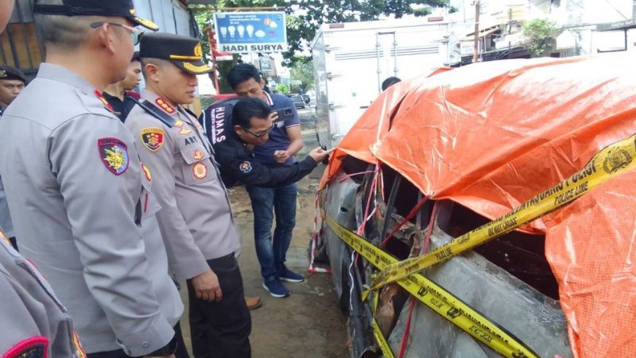Kapolresta Samarinda Kombes Polisi Ary Fadli saat meninjau TKP mobil pengetap BBM yang terbakar. (ANTARA/Fandi)