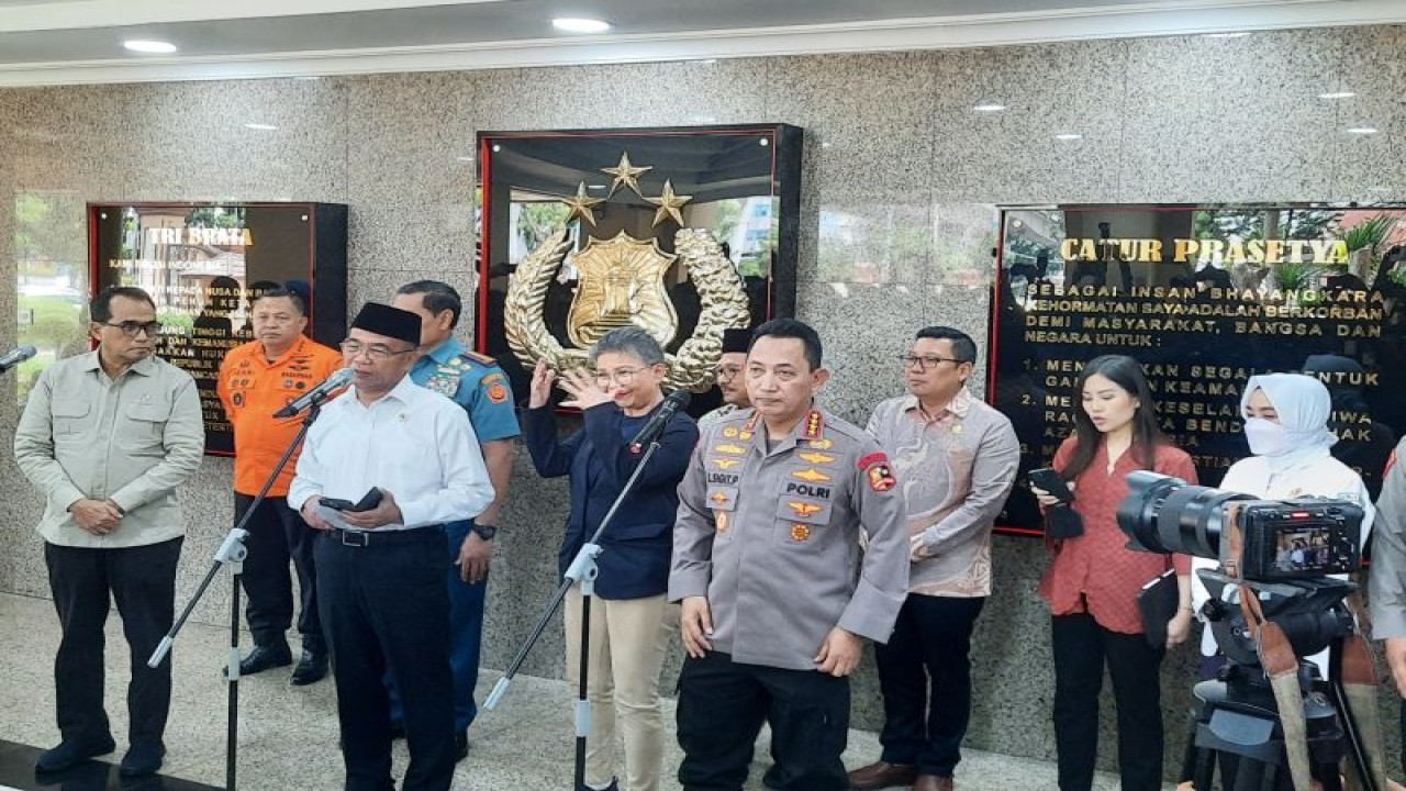 Kapolri Jenderal Pol. Listyo Sigit Prabowo bersama sejumlah menteri bersiap memberikan keterangan kepada wartawan usai rapat koordinasi kesiapan Idul Fitri 2023 di Mabes Polri, Jakarta, Kamis (6/4/2023). (ANTARA/Laily Rahmawaty)