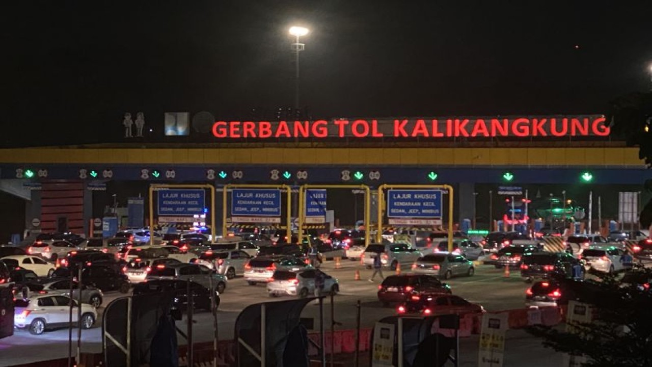 Situasi terkini di Gerbang Tol Kalikangkung, Semarang, Jawa Tengah, dalam rangka arus mudik gelombang pertama pada Rabu (19/4/2023). (ANTARA/Hreeloita Dharma Shanti)