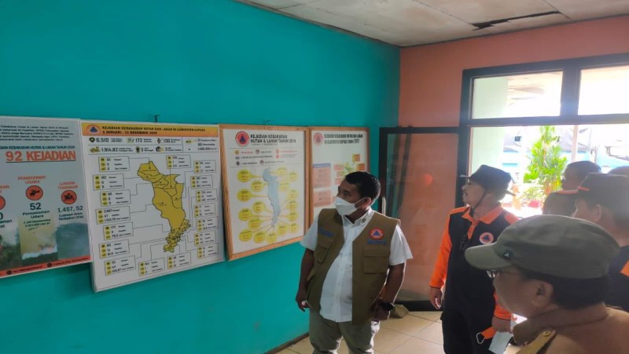 Rapat koordinasi penanganan darurat Banjir Kapuas yang juga dipimpin oleh Deputi Bidang Penanganan Darurat BNPB Mayjen TNI Fajar Setyawan di kantor BPBD Kabupaten Kapuas, Kalimantan Tengah, Selasa (4/4/2023). (ANTARA/HO-BNPB)