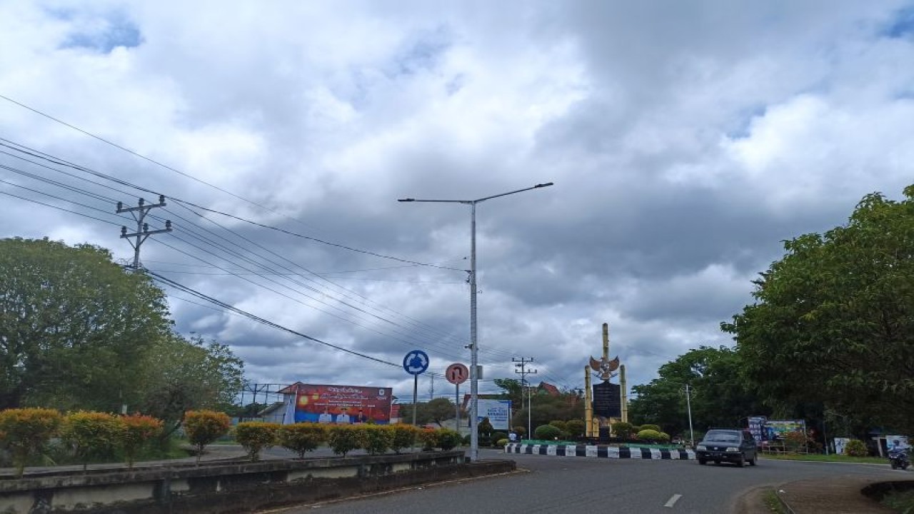 Cuaca mendung berawan di Kota Putussibau Kabupaten Kapuas Hulu Provinsi Kalimantan Barat, pada Kamis (6/4/2023). (ANTARA/Teofilusianto Timotius)