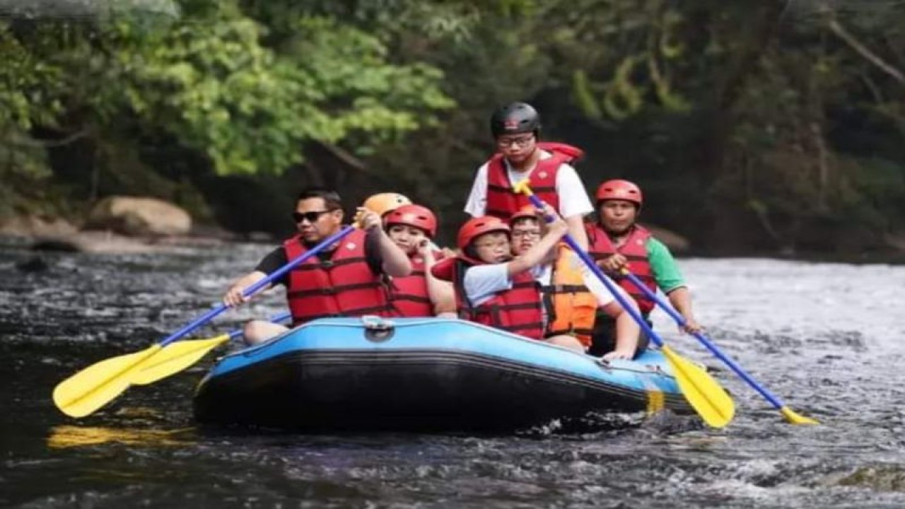Bupati Kapuas Hulu Fransiskus Diaan bersama keluarga mengunjungi Obyek Wisata Arung Jeram di Desa Rantau Kalis Kecamatan Kalis wilayah Kabupaten Kapuas Hulu Kalimantan Barat, saat cuti atau libur lebaran beberapa hari belum lama ini. ANTARA/HO-Prokopim Setda Kapuas Hulu. (Teofilusianto Timotius)