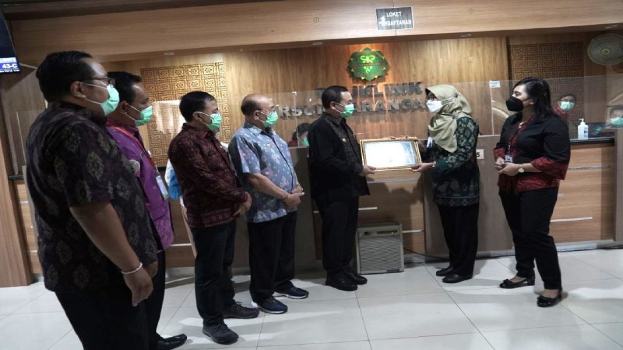 Bupati Karangasem I Gede Dana meresmikan fasilitas pendaftaran via daring untuk mengakses layanan fasilitas kesehatan di Kabupaten Karangasem, Provinsi Bali, Rabu (12/4/2023). (ANTARA/HO-Pemkab Karangasem)