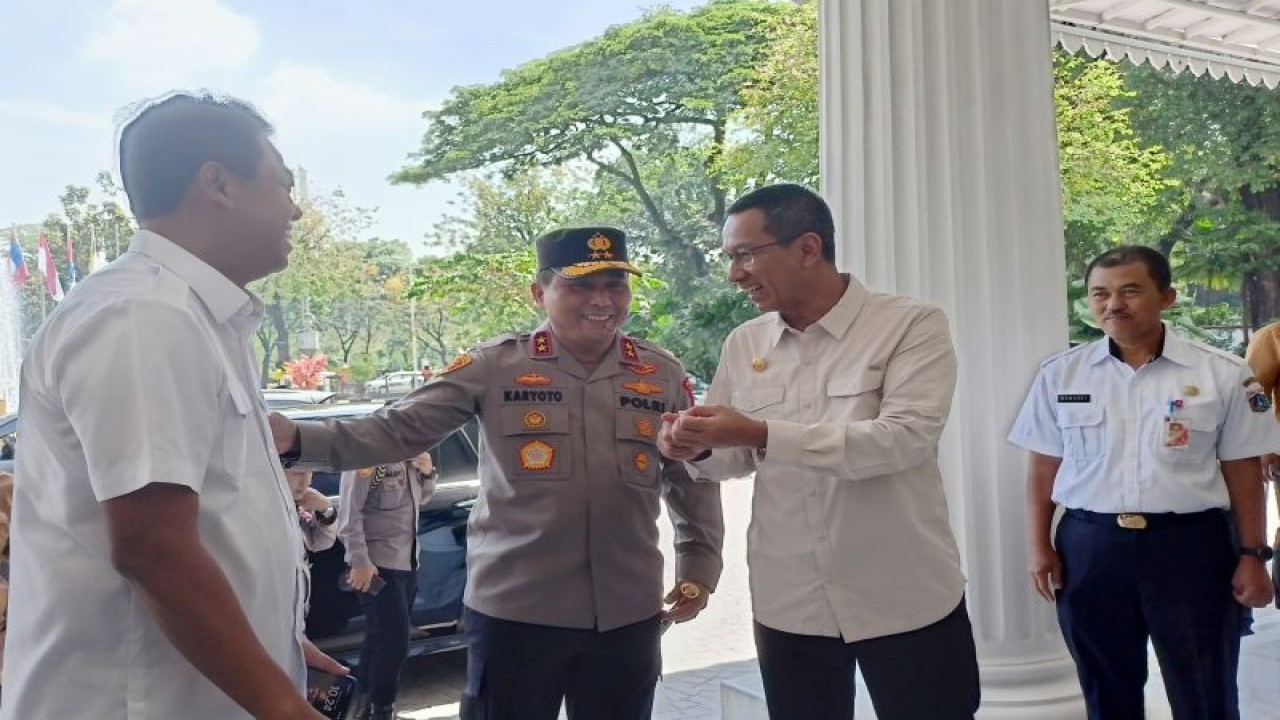Kapolda baru Metro Jaya Irjen Pol Karyoto berkunjung ke Balai Kota DKI Jakarta bertemu Penjabat (Pj) Gubernur DKI Jakarta Heru Budi Hartono, Rabu (5/4/2023). (ANTARA/Siti Nurhaliza)
