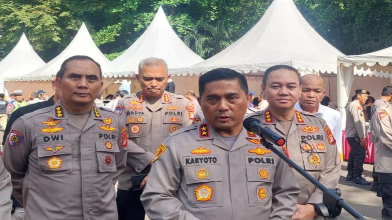 Kapolda Metro Jaya Irjen Pol Karyoto (tengah) bersama jajaran saat diwawancarai di Jakarta, Kamis (6/4/2023). ANTARA/Ilham Kausar