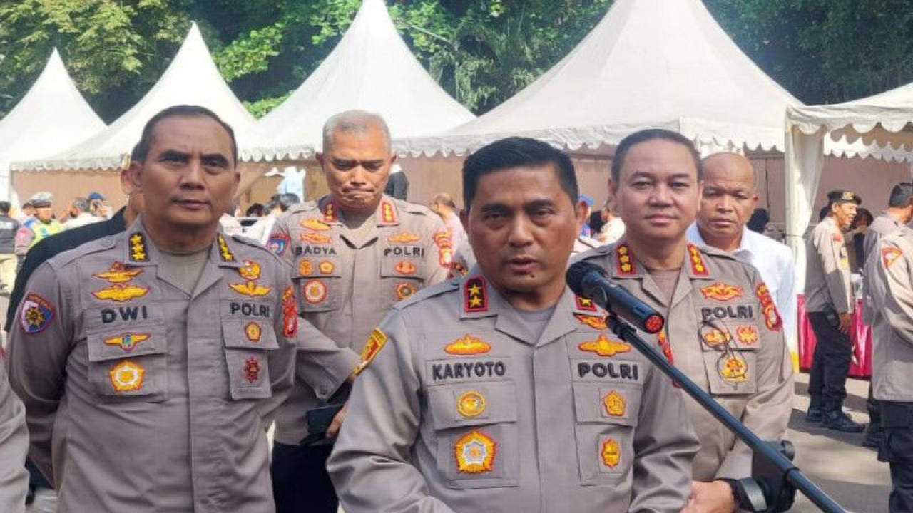 Kapolda Metro Jaya Irjen Pol Karyoto (kedua dari kanan) bersama jajaran saat diwawancarai di Jakarta, Kamis (6/4/2023). ANTARA/Ilham Kausar