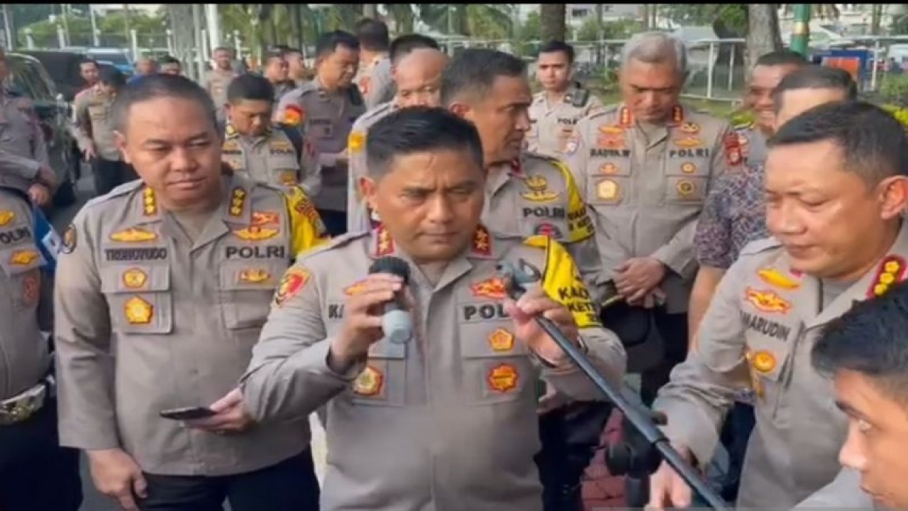 Kapolda Metro Jaya Irjen Pol Karyoto saat diwawan carai di gedung DPR RI, Jakarta, Jumat (28/4/2023). ANTARA/Ilham Kausar