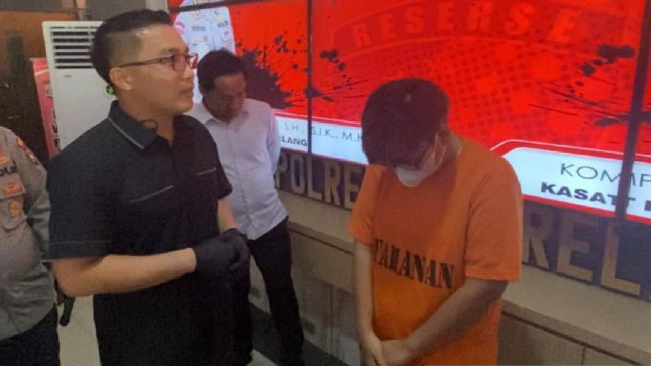 Kasat Reskrim Polresta Barelang Kompol Budi Hartono saat menanyai tersangka penipuan (S). ANTARA/Yude.
