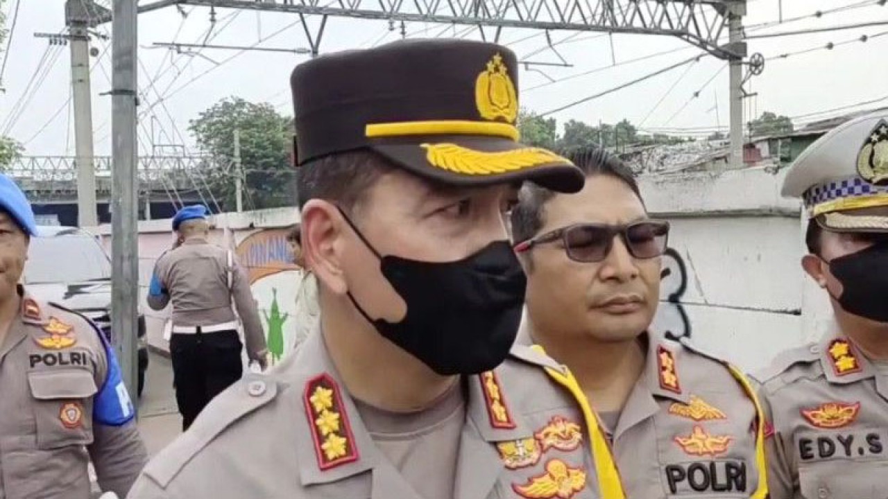 Kapolres Metro Jakarta Timur Kombes Leonardus Simamarta saat memberikan keterangan terkait tewasnya Kasat Narkoba Polres Metro Jakarta Timur AKBP Buddy Alfrits Towoliu di Stasiun Jatinegara, Sabtu (29/4/2023). (ANTARA/Tangkapan layar video)