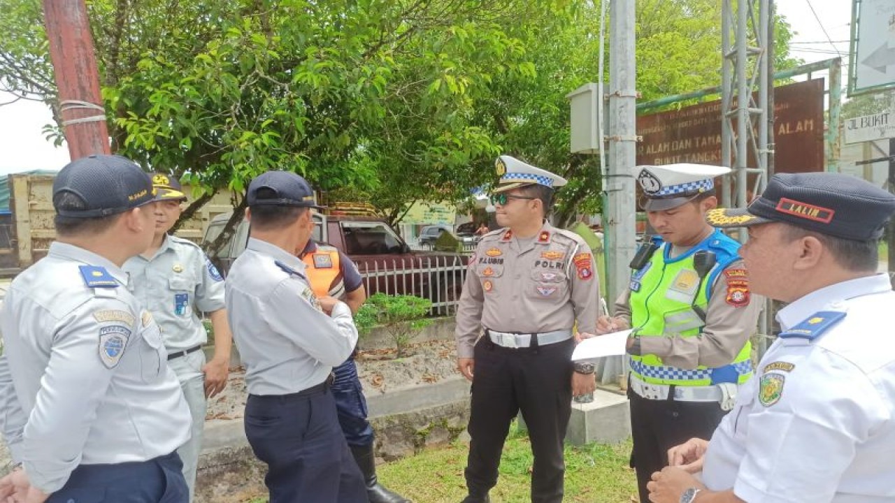 Kasat Lantas Polresta Palangka Raya Kompol Feriza Winanda Lubis (tiga dari kanan) mensurvei sejumlah titik jalan yang akan dilakukan pengamanan arus mudik Lebaran 2023 bersama dengan sejumlah stakeholder lainnya, Kamis (13/4/2023). ANTARA/HO-Humas Polresta Palangka Raya.