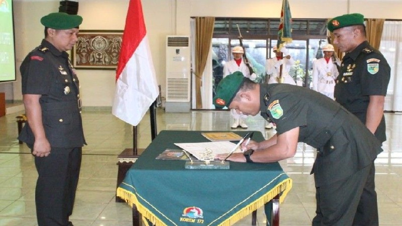 Kasrem 172/PWY Kol Inf Bayu Sudarmanto saat memimpin penyerahan jabatan yaitu Kasi Ops yang diserahkan kepada Letkol Inf Agus Adhy Darmawan dan Kasi Pers yang diserahkan kepada Letkol Inf Ali Mahmudi, di Jayapura, Senin (11/4/2023). ANTARA/HO/Penrem 172/PWY