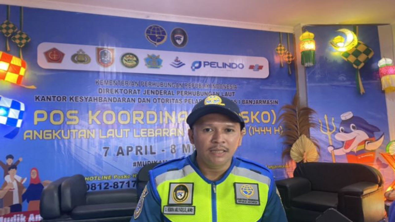 Kepala Sub Bagian (Kasubag) Umum dan Hubungan Masyarakat Kesyahbandaran dan Otoritas Pelabuhan (KSOP) Kelas I Banjarmasin Deni Hendra Mulyadi di posko pelayanan lebaran Pelabuhan Trisakti Banjarmasin, Kalimantan Selatan, Kamis (27/4/2023). (ANTARA/Tumpal Andani Aritonang)