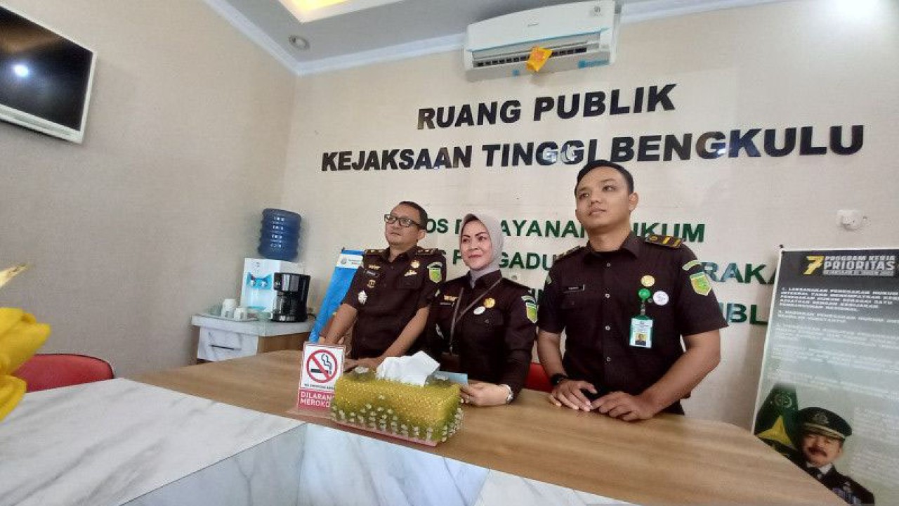 Kepala Seksi Penerangan Hukum (Kasi Penkum) Kejati Bengkulu Ristianti Andriani (ditengah) saat menyampaikan konfirmasi. ANTARA/Anggi Mayasari