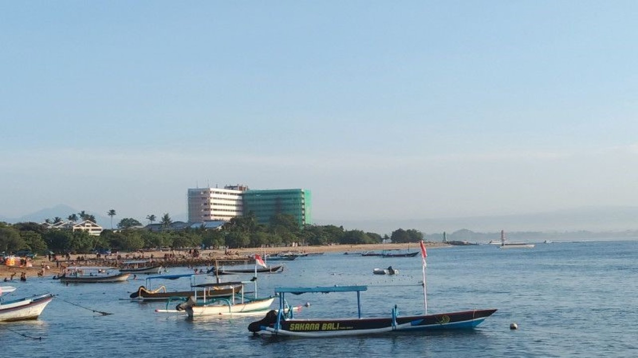 Kawasan pesisir Pantai Sanur di Denpasar, Minggu (16/4/2023) ANTARA/Dewa Ketut Sudiarta Wiguna