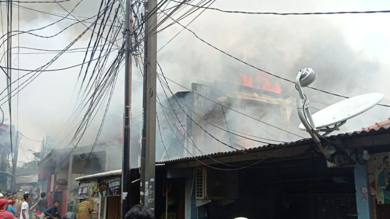 Petugas Suku Dinas Penanggulangan Kebakaran dan Penyelamatan (Gulkarmat) Jakarta Timur tengah berusaha memadamkan api yang menghanguskan tiga unit rumah di Jalan Asem Gede 3 RT 04/ RW 05, Kelurahan Utan Kayu Selatan, Kecamatan Matraman, Jakarta Timur, Kamis (6/4/2023). ANTARA/HO-Sudin Gulkarmat Jakarta Timur