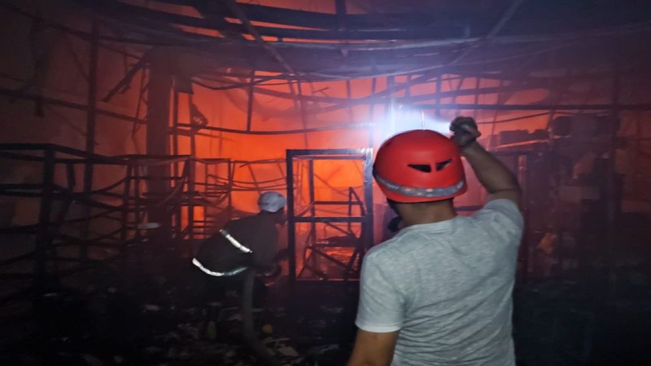 Petugas saat memadamkan api di lokasi wisata "Kampung Coklat" Desa Plosorejo, Kecamatan Kademangan, Kabupaten Blitar, Jawa Timur, yang terjadi saat libur Lebaran 2023, Rabu (26/4/2023). ANTARA/ HO-polisi