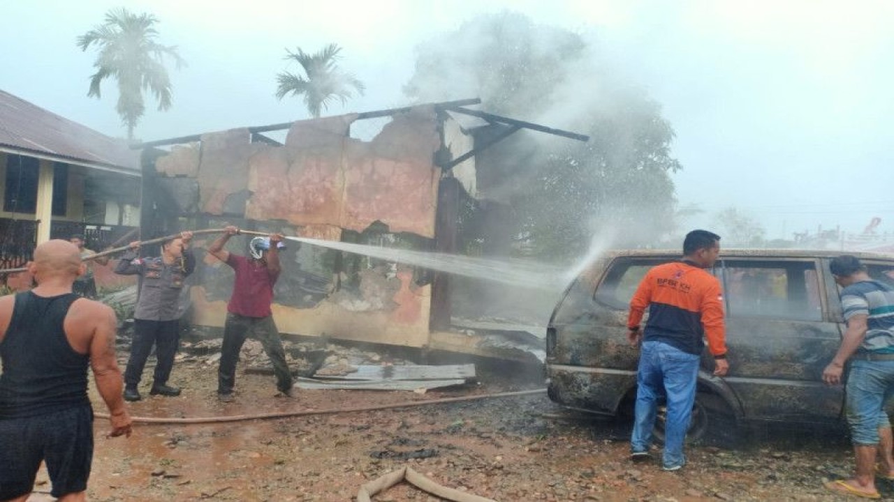 Tim gabungan pemadam kebakaran bersama warga memadamkan kebakaran satu unit kios dan sebuah mobil yang terjadi di Desa Sibau Hilir Kecamatan Putussibau Utara, Kabupaten Kapuas Hulu Kalimantan Barat, Jumat (28/4/2023). ANTARA/HO-BPBD Kapuas Hulu.