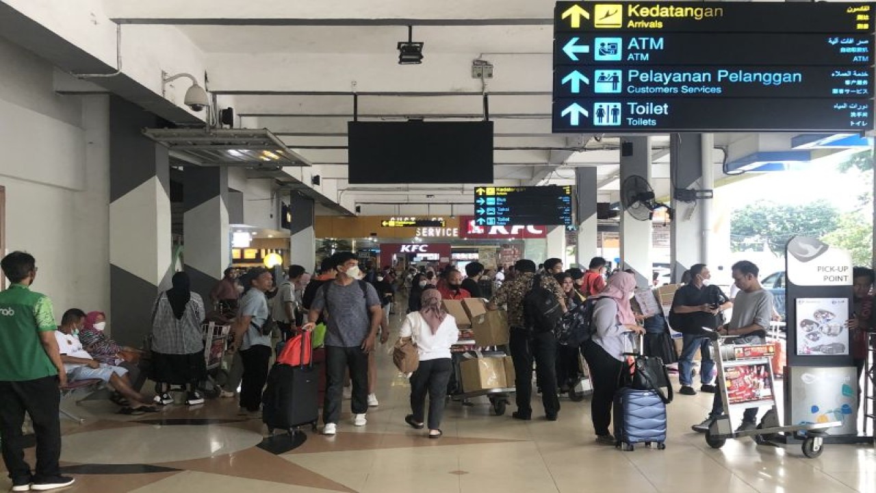 Kedatangan penumpang di Bandara Halim Perdanakusuma pada Jumat (28/4/2023). (ANTARA/Zaro Ezza Syachniar)