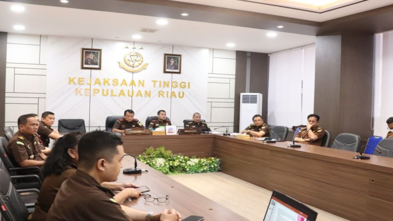 Kejati Kepri mengikuti video conference ekspos tiga perkara penghentian penuntutan berdasarkan keadilan restorative justice dengan Jampidum Kejagung RI di Tanjungpinang, Selasa (4/4/2023). (ANTARA/HO-Kasipenkum Kejati Kepri.)