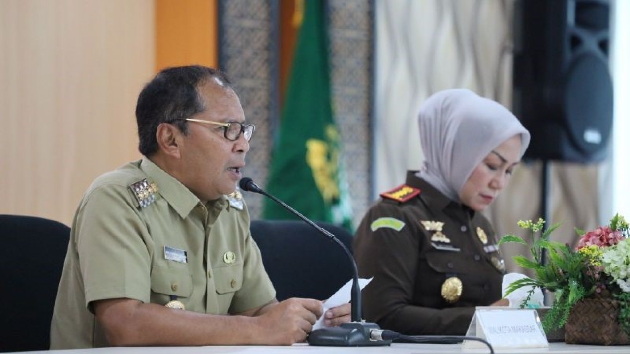 Wali Kota Makassar Moh Ramdhan Pomanto bersama Kepala Kejari Makassar Andi Sundari saat penandatanganan pakta integritas mengawal berbagai proyek strategis Pemkot Makassar. ANTARA/HO/Pemkot Makassar