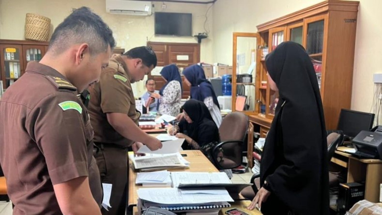 Petugas kejaksaan menggeledah kantor wali kota Lhokseumawe terkait dugaan korupsi RS Arun Lhokseumawe, Kamis (6/4/2023). (ANTARA/HO/Dok-Kejari Lhokseumawe)