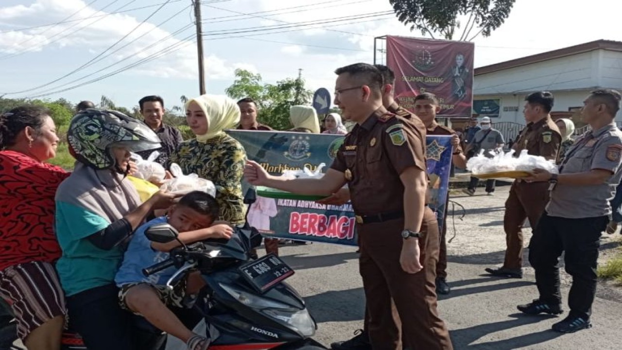 Kejari OKU Timur membagikan takjil kepada pengendara sepeda motor, Kamis(13/4/2023). ANTARA/Edo Purmana/23