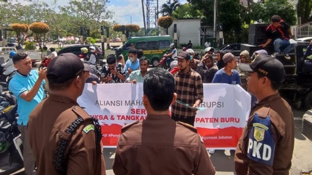 Kejati Maluku menerima tuntutan demo Aliansi Mahasiswa Anti Korupsi Maluku. (12/4) (ANTARA/daniel/)