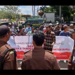 Kejati Maluku menerima tuntutan demo Aliansi Mahasiswa Anti Korupsi Maluku. (12/4) (ANTARA/daniel/)-1681349624
