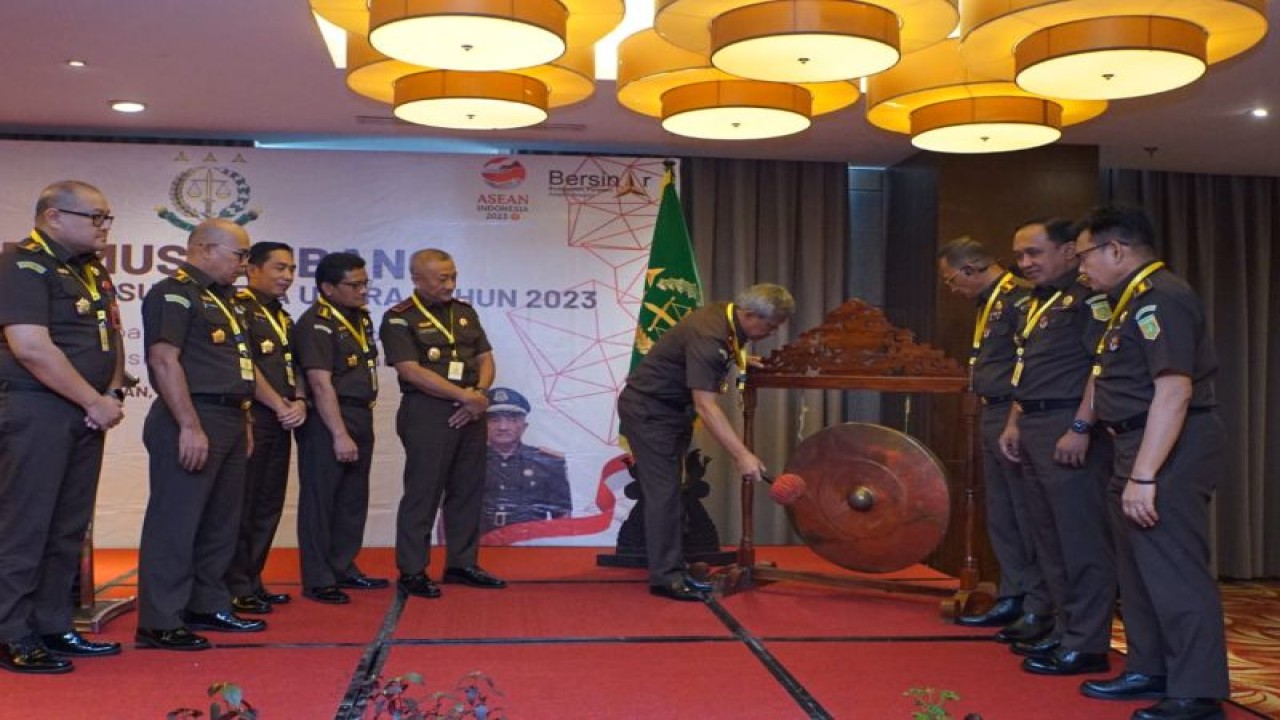 Kepala Kejaksaan Tinggi Sumatera Utara Idianto memukul gong sebagai tanda pembukaan secara resmi pra Musrenbang, di Medan, Kamis (27/4/2023). ANTARA/HO-Kajati Sumut.