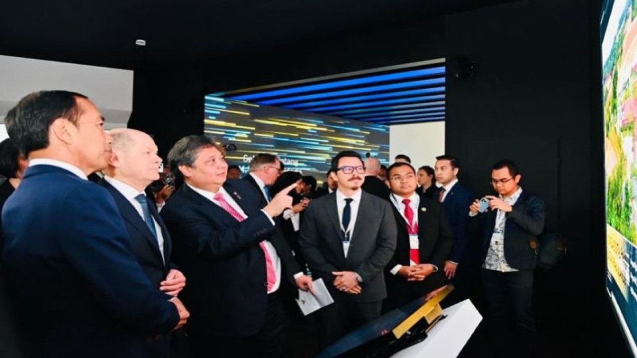 Menko Bidang Perekonomian Airlangga Hartarto bersama CEO Nongsa Digital Park (NDP) Mike Wiluan memberikan penjelasan terkait ekosistem digital NDP kepada Presiden Joko Widodo dan Kanselir Jerman Olaf Scholz saat pembukaan Paviliun Indonesia di Hannover Messe 2023 pada Senin (17/4). (ANTARA/ HO- Biro Pers Sekretariat Presiden)