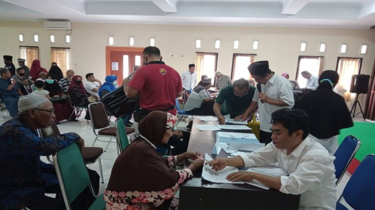 Jemaah calon haji asal Kota Mataram, Provinsi Nusa Tenggara Barat, melakukan proses administrasi pelunasan biaya perjalan ibadah haji (Bipih) tahun 2023 di Kantor Kementerian Agama Kota Mataram. (ANTARA/Nirkomala)