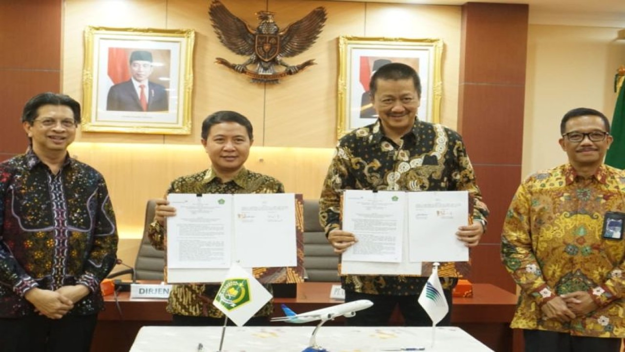 Dirjen PHU Hilman Latief dan Dirut PT Garuda Indonesia Irfan Setiaputra seusai penandatanganan kerja sama penerbangan jamaah haji Indonesia. (ANTARA/HO-Kemenag)