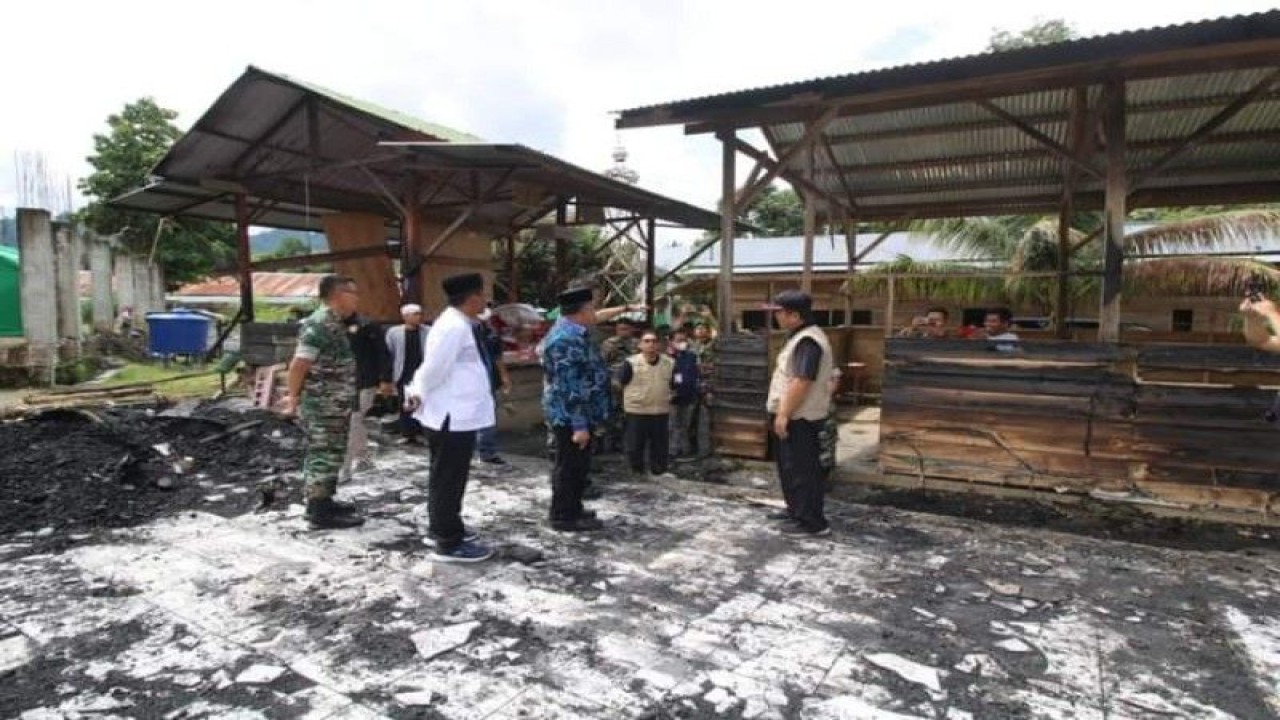 Kemenag Sulbar telah meninjau lokasi pondok pesantren Darul Quran wal Hadits yang terbakar dan sejumlah bangunnya ludes dilalap api serta akan  berkomitmen akan mengawal pembangunannya di Kelurahan Bebanga Kecamatan Kalukku Kabupaten Mamuju, Sabtu (01/4/2023) ANTARA Foto/ M Faisal Hanapi